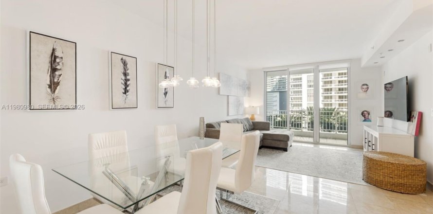 Condominio en Miami, Florida, 1 dormitorio  № 2043715