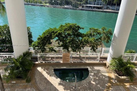 Condominio en alquiler en Miami, Florida, 1 dormitorio, 80.17 m2 № 2043715 - foto 23