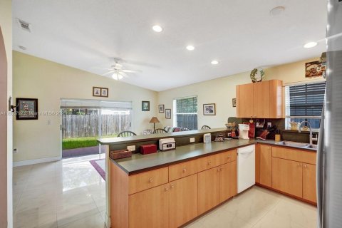 House in Miami, Florida 3 bedrooms, 158.49 sq.m. № 1947329 - photo 19