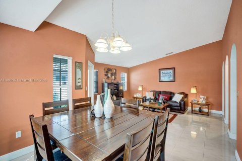 House in Miami, Florida 3 bedrooms, 158.49 sq.m. № 1947329 - photo 10