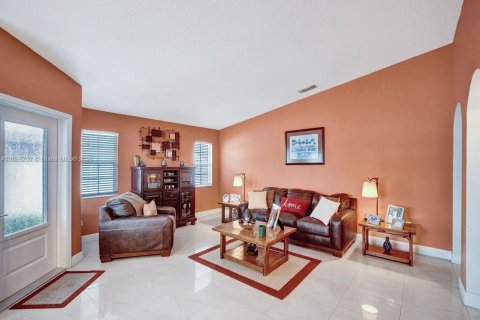 House in Miami, Florida 3 bedrooms, 158.49 sq.m. № 1947329 - photo 12