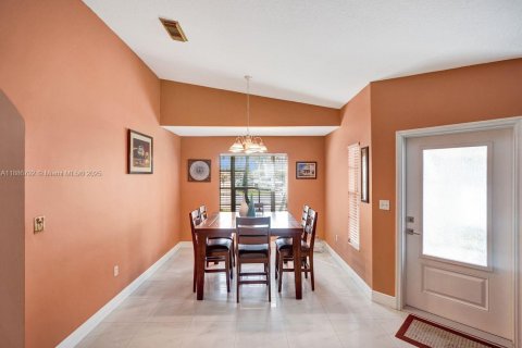 House in Miami, Florida 3 bedrooms, 158.49 sq.m. № 1947329 - photo 9