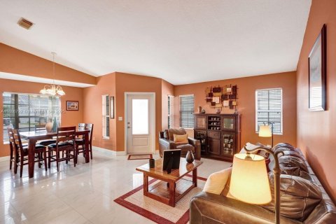 House in Miami, Florida 3 bedrooms, 158.49 sq.m. № 1947329 - photo 8