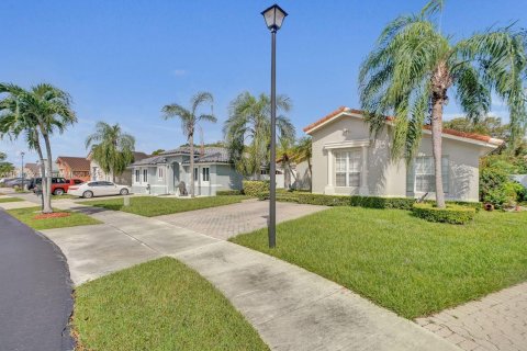 House in Miami, Florida 3 bedrooms, 158.49 sq.m. № 1947329 - photo 3