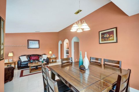 House in Miami, Florida 3 bedrooms, 158.49 sq.m. № 1947329 - photo 11