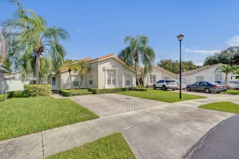 House in Miami, Florida 3 bedrooms, 158.49 sq.m. № 1947329 - photo 1