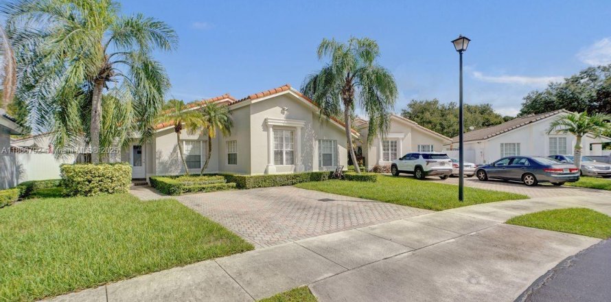 House in Miami, Florida 3 bedrooms, 158.49 sq.m. № 1947329