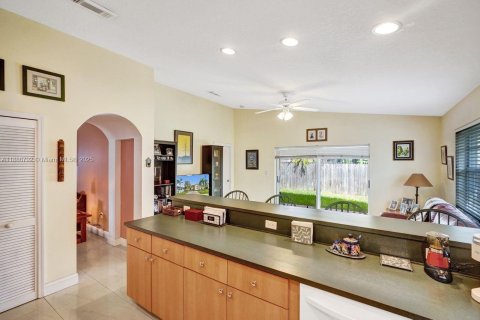 House in Miami, Florida 3 bedrooms, 158.49 sq.m. № 1947329 - photo 20