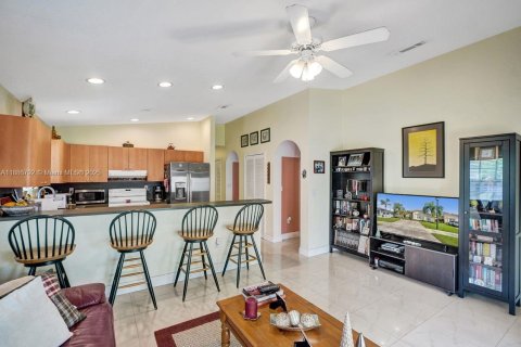 House in Miami, Florida 3 bedrooms, 158.49 sq.m. № 1947329 - photo 14