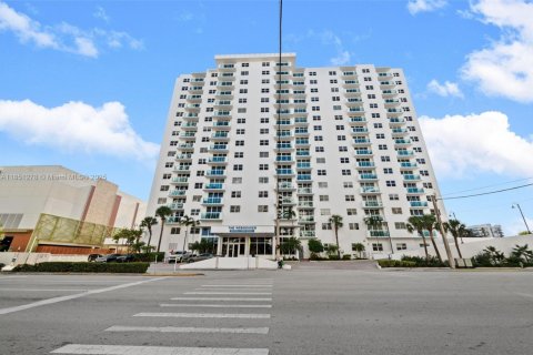 Condominio en venta en Hollywood, Florida, 2 dormitorios, 89.46 m2 № 1858932 - foto 1