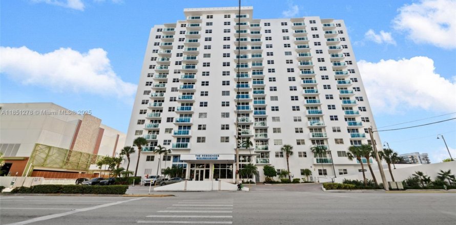 Condominio en Hollywood, Florida, 2 dormitorios № 1858932