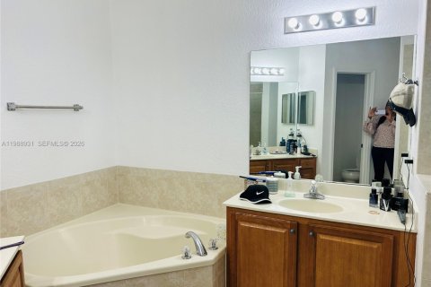 Villa ou maison à louer à Doral, Floride: 4 chambres, 205.96 m2 № 2051471 - photo 14