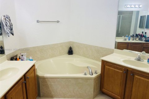 Villa ou maison à louer à Doral, Floride: 4 chambres, 205.96 m2 № 2051471 - photo 13