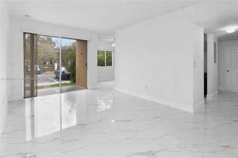 Снять в аренду кондоминиум в Дейви, Флорида 3 спальни, 115.85м2, № 1956113 - фото 4