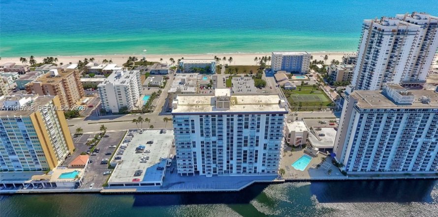 Condo à Hollywood, Floride, 2 chambres  № 2002541