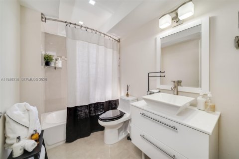Copropriété à vendre à Hollywood, Floride: 2 chambres, 119.57 m2 № 2002541 - photo 12