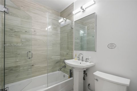 Купить виллу или дом в Майами-Шорс, Флорида 3 спальни, 140.75м2, № 1986970 - фото 18