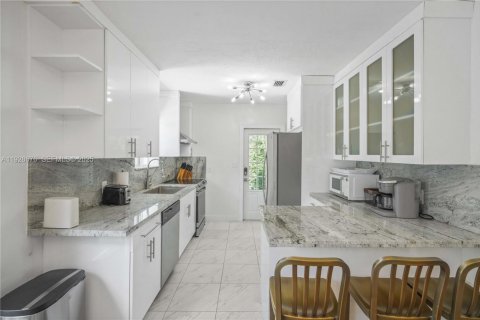 Купить виллу или дом в Майами-Шорс, Флорида 3 спальни, 140.75м2, № 1986970 - фото 7