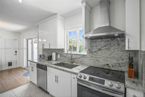 Купить виллу или дом в Майами-Шорс, Флорида 3 спальни, 140.75м2, № 1986970 - фото 28