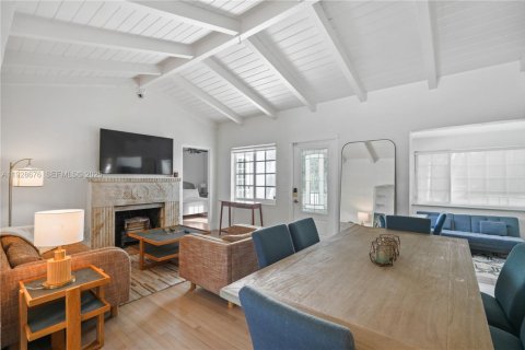 Купить виллу или дом в Майами-Шорс, Флорида 3 спальни, 140.75м2, № 1986970 - фото 1