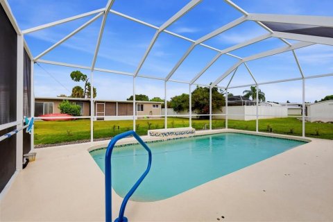 Villa ou maison à vendre à Port Charlotte, Floride: 2 chambres, 106.84 m2 № 2396724 - photo 5