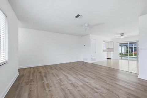 Villa ou maison à vendre à Port Charlotte, Floride: 2 chambres, 106.84 m2 № 2396724 - photo 11