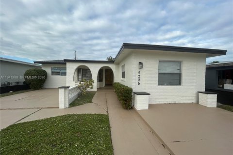 House in Hollywood, Florida 5 bedrooms, 232.26 sq.m. № 1998399 - photo 2