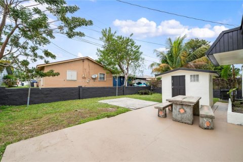 House in Hollywood, Florida 5 bedrooms, 232.26 sq.m. № 1998399 - photo 29