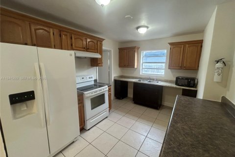 House in Hollywood, Florida 5 bedrooms, 232.26 sq.m. № 1998399 - photo 12