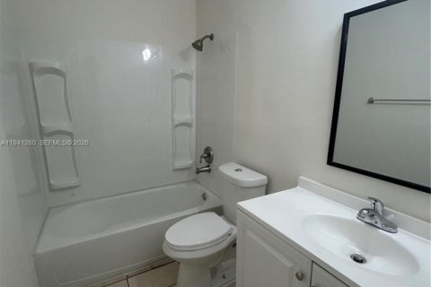 House in Hollywood, Florida 5 bedrooms, 232.26 sq.m. № 1998399 - photo 11