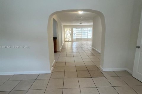 House in Hollywood, Florida 5 bedrooms, 232.26 sq.m. № 1998399 - photo 13