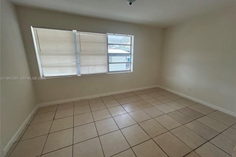 House in Hollywood, Florida 5 bedrooms, 232.26 sq.m. № 1998399 - photo 14