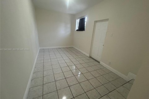 House in Hollywood, Florida 5 bedrooms, 232.26 sq.m. № 1998399 - photo 16