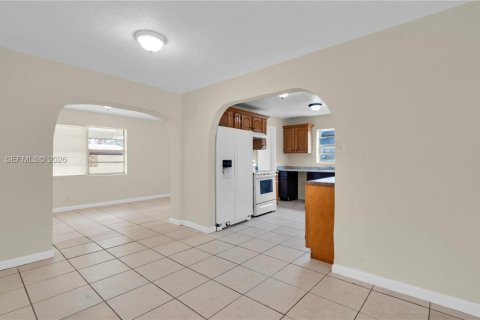 House in Hollywood, Florida 5 bedrooms, 232.26 sq.m. № 1998399 - photo 18