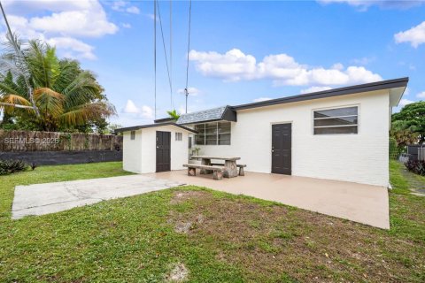 House in Hollywood, Florida 5 bedrooms, 232.26 sq.m. № 1998399 - photo 30