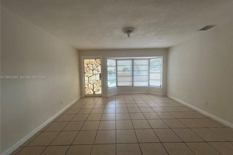 House in Hollywood, Florida 5 bedrooms, 232.26 sq.m. № 1998399 - photo 3