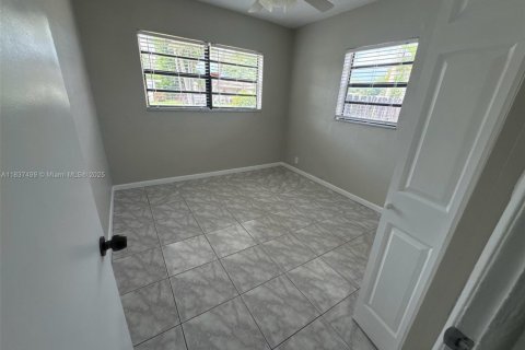 House in Hollywood, Florida 3 bedrooms, 96.9 sq.m. № 1823735 - photo 7