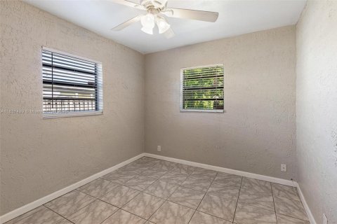 House in Hollywood, Florida 3 bedrooms, 96.9 sq.m. № 1823735 - photo 23