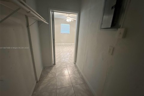 House in Hollywood, Florida 3 bedrooms, 96.9 sq.m. № 1823735 - photo 15