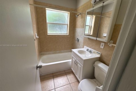 House in Hollywood, Florida 3 bedrooms, 96.9 sq.m. № 1823735 - photo 11