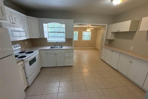 House in Hollywood, Florida 3 bedrooms, 96.9 sq.m. № 1823735 - photo 4