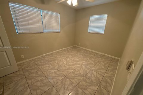 House in Hollywood, Florida 3 bedrooms, 96.9 sq.m. № 1823735 - photo 13