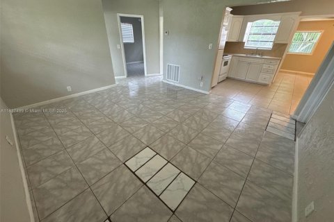 House in Hollywood, Florida 3 bedrooms, 96.9 sq.m. № 1823735 - photo 2