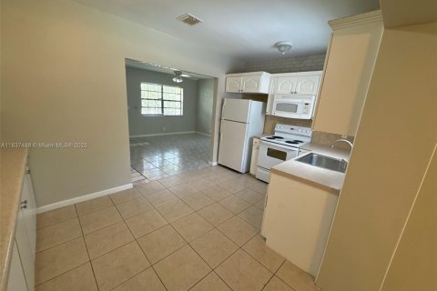 House in Hollywood, Florida 3 bedrooms, 96.9 sq.m. № 1823735 - photo 5