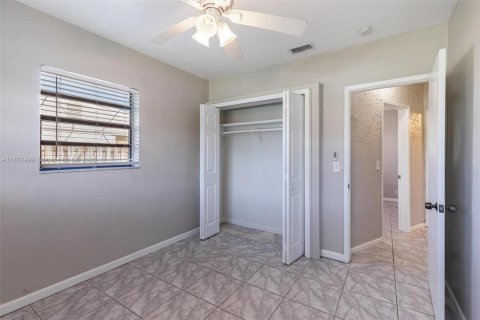 House in Hollywood, Florida 3 bedrooms, 96.9 sq.m. № 1823735 - photo 24