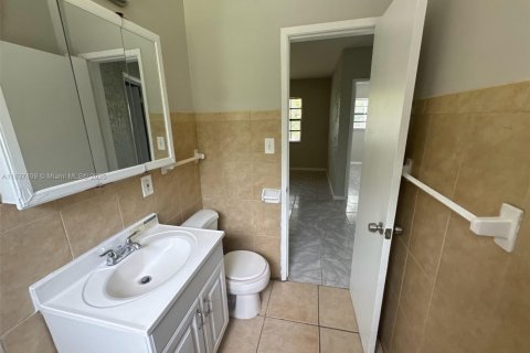 House in Hollywood, Florida 3 bedrooms, 96.9 sq.m. № 1823735 - photo 12