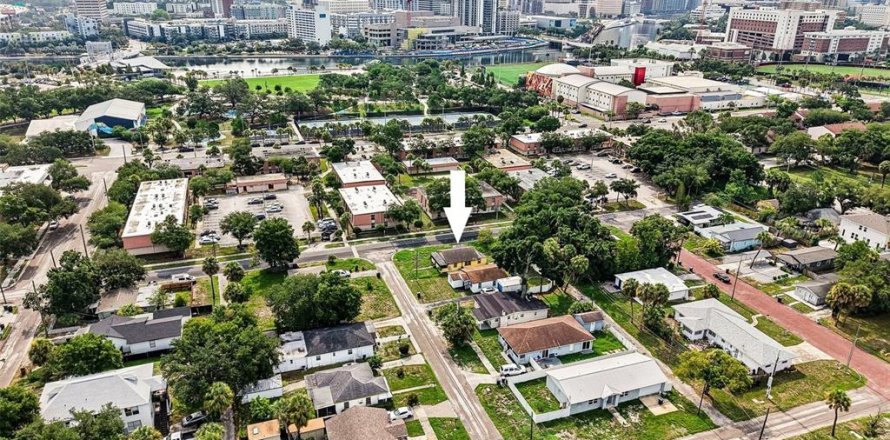 House in Tampa, Florida 2 bedrooms, 79.9 sq.m. № 2267557