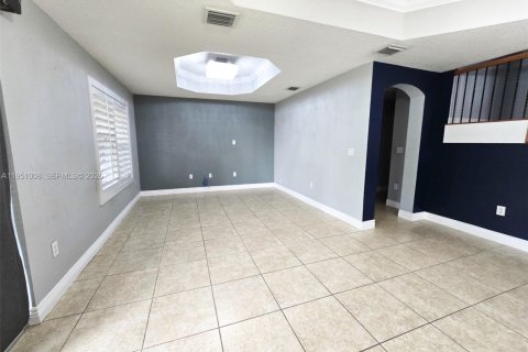 Casa en venta en Miami, Florida, 5 dormitorios, 316.15 m2 № 2007092 - foto 2