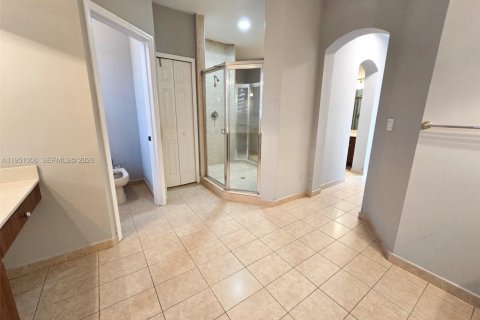 Casa en venta en Miami, Florida, 5 dormitorios, 316.15 m2 № 2007092 - foto 16