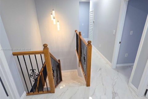 Casa en venta en Miami, Florida, 5 dormitorios, 316.15 m2 № 2007092 - foto 23